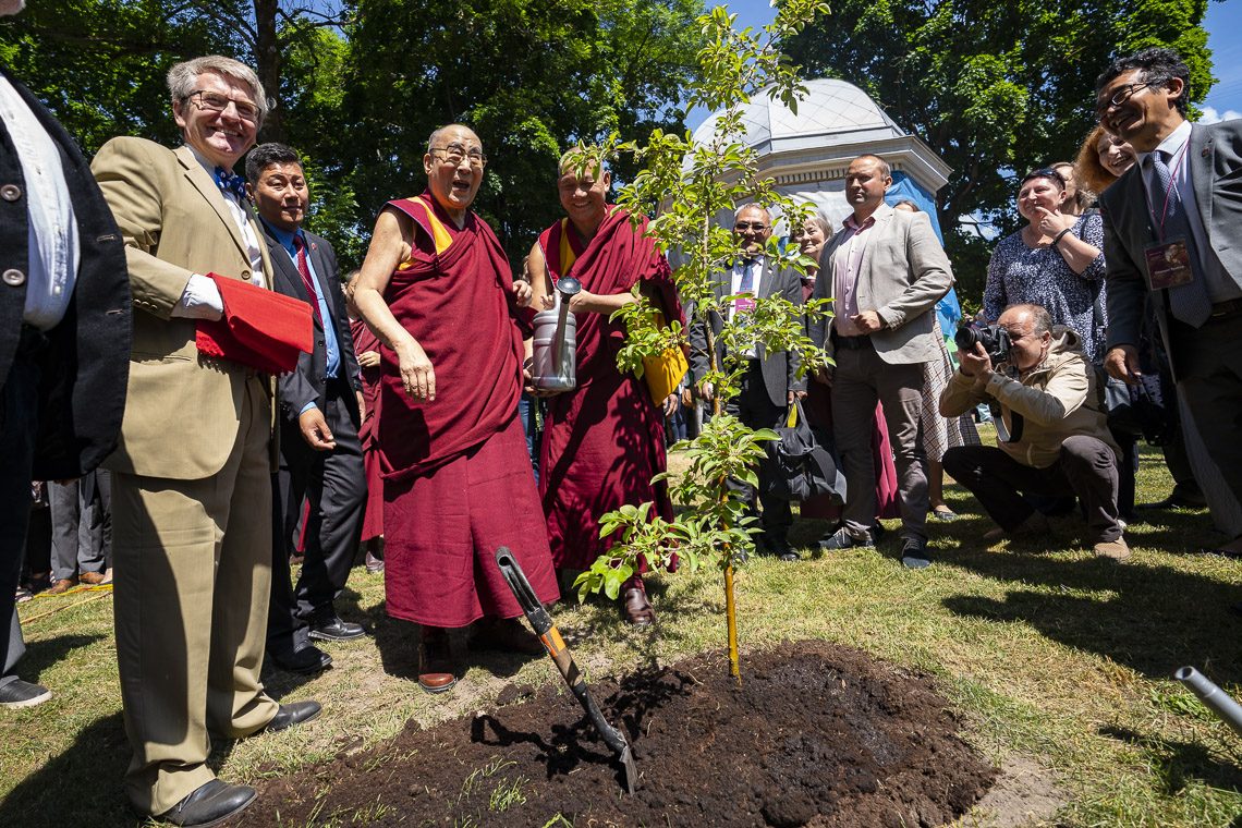 Dalai-Lama-tree-planting